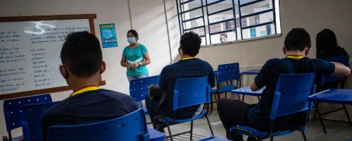 Vânia Maria Ferreira da Silva, 64, teaches a geography class to students at the Homero de Miranda Leão State School, located in the North Zone of Manaus, Amazonas, Brazil, on September 14, 2020. The teacher was a patient of the disease caused by the new coronavirus, but is now back in business. Amazonas was the first state in the federation to resume face-to-face classes during the Covid-19 pandemic, a disease caused by the new coronavirus. Photo: IMF / Raphael Alves